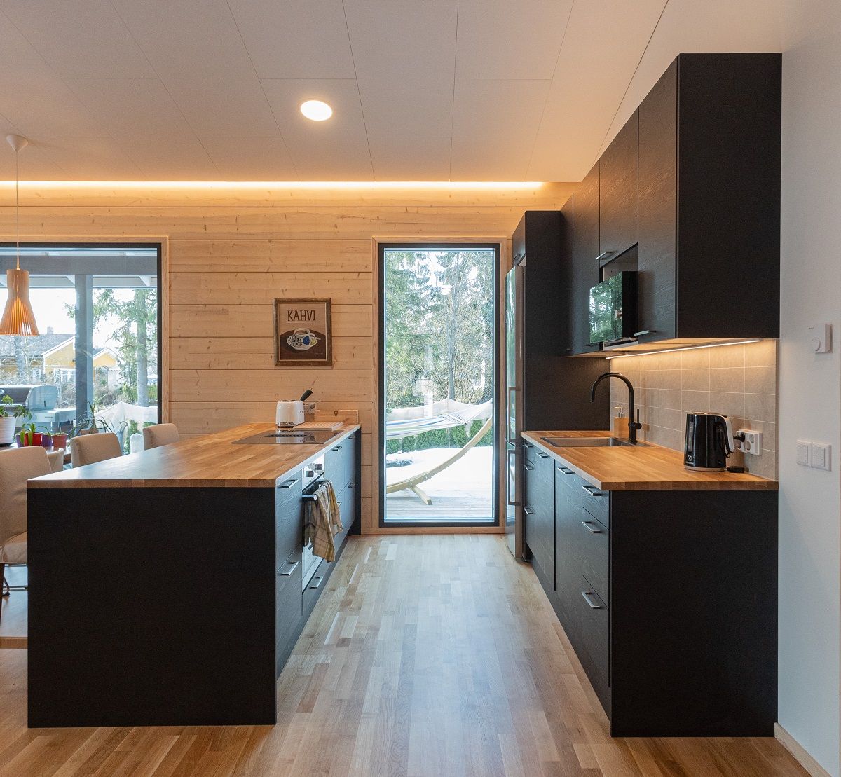 Per l'illuminazione generale della cucina sono state utilizzate luci circolari a pannello, regolabili con CCT.