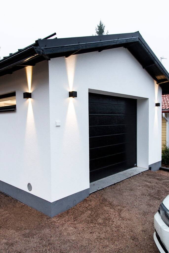 Sfondo verde e quadrato bianco con il testo "LED STORE" in grassetto maiuscolo per evidenziare le soluzioni di illuminazione ad alta efficienza energetica.