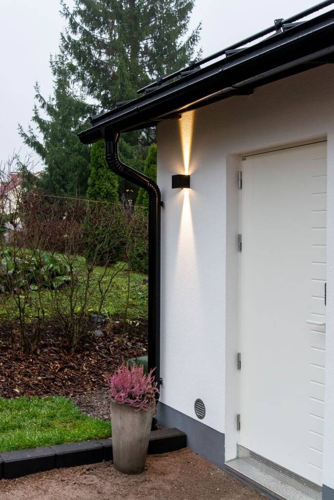 Testo bianco "LED STORE" in un riquadro centrale bianco su sfondo verde, a rappresentare le opzioni di illuminazione LED ecologica.