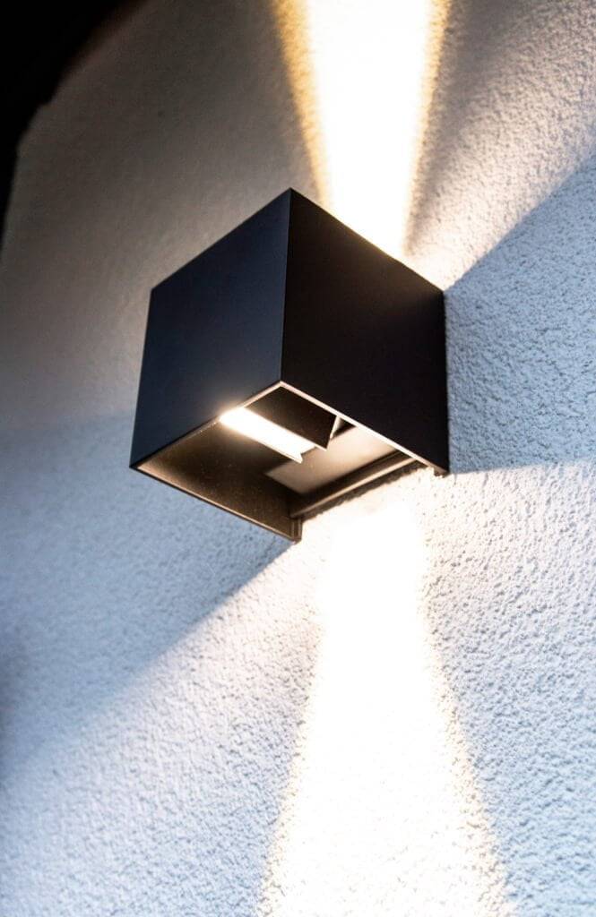 Sfondo verde al centro di un quadrato bianco con il testo "LED STORE" in un carattere semplice, che promuove soluzioni di illuminazione ad alta efficienza energetica.