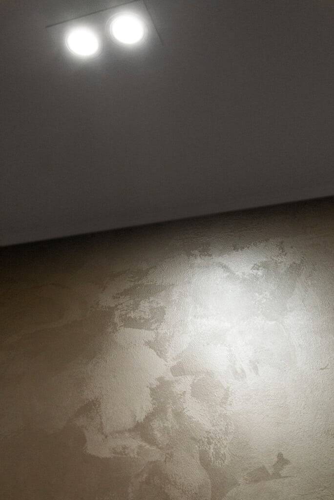 Sfondo verde, quadrato bianco con al centro la scritta "LED STORE" in lettere maiuscole bianche.