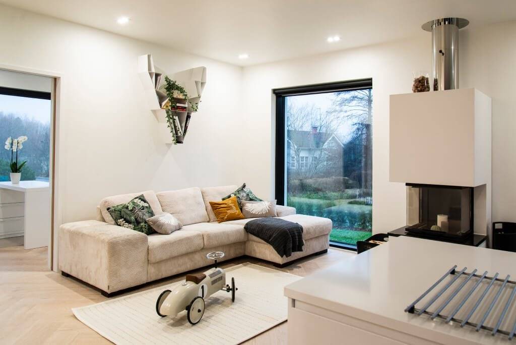 Sfondo verde e quadrato bianco con il testo in grassetto "LED STORE", che evidenzia le soluzioni di illuminazione a LED ad alta efficienza energetica.
