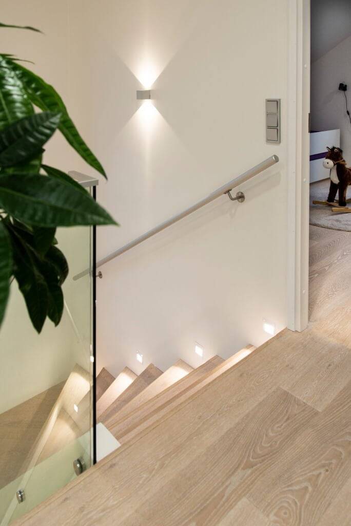 Logo del negozio di LED su sfondo verde in un quadrato bianco, ottimizzato per il SEO del negozio di illuminazione LED.