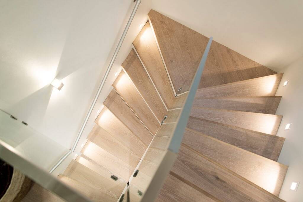 Logo LED STORE: uno sfondo verde con un quadrato bianco al centro con il testo "LED STORE" in grassetto, che promuove soluzioni di illuminazione ad alta efficienza energetica.