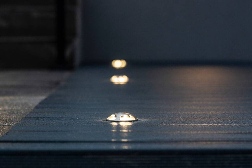 Logo LED Store su sfondo verde con il testo bianco "LED STORE" al centro di un quadrato bianco.