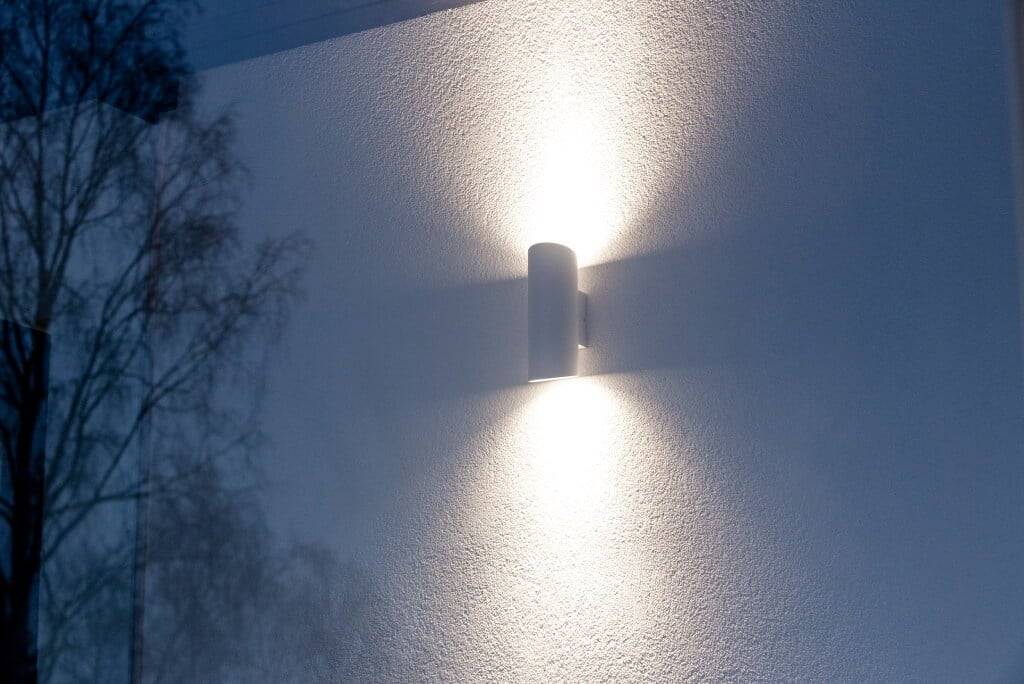 Sfondo verde con un quadrato bianco al centro e il testo 'LED STORE' in grassetto bianco, perfetto per un negozio di illuminazione a LED.