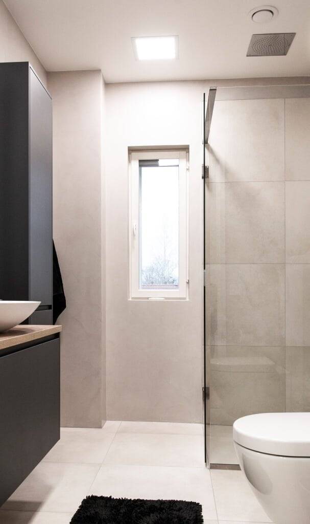 Sfondo verde e quadrato bianco con la scritta "LED STORE" in grassetto a lettere maiuscole bianche, che evidenzia i prodotti di illuminazione a LED.
