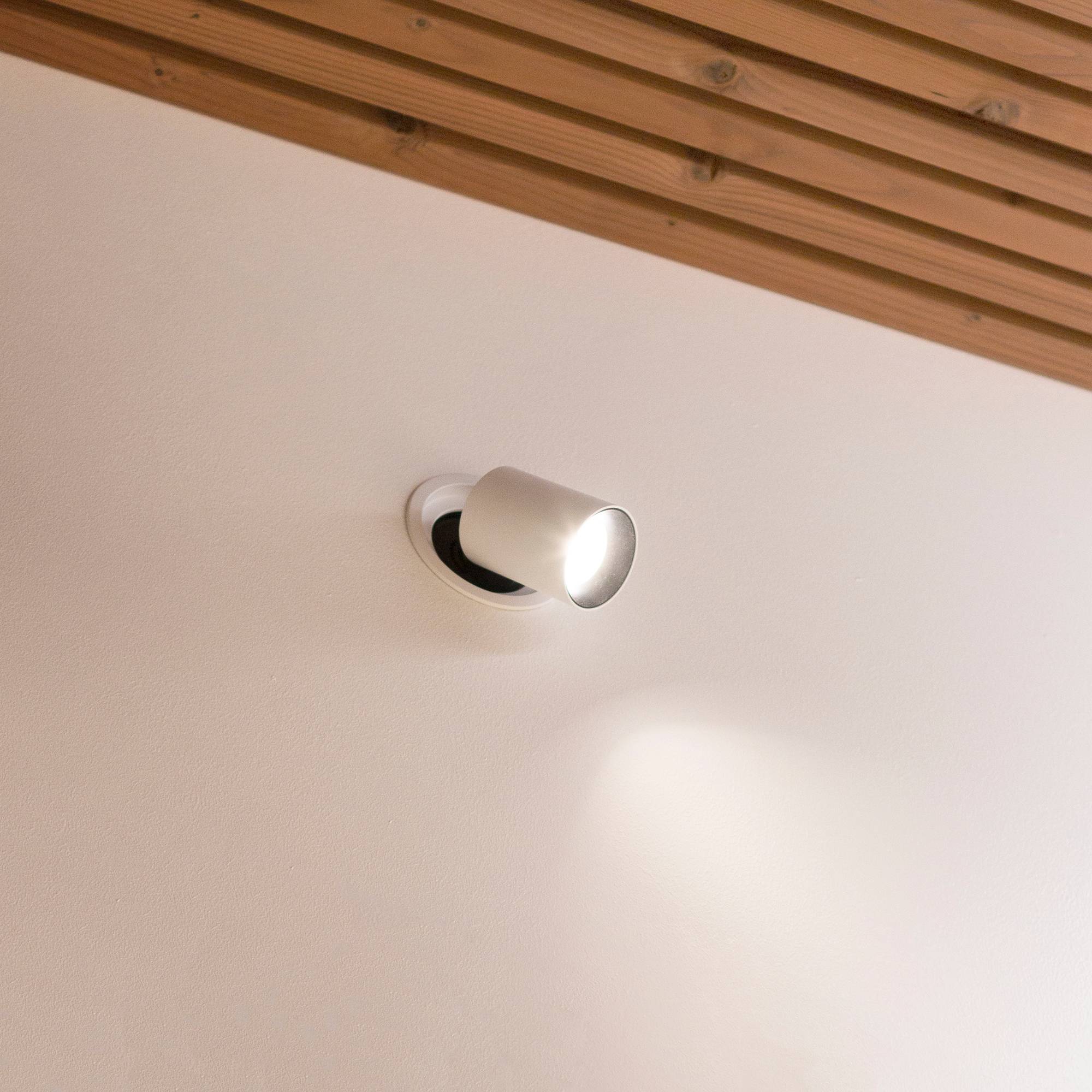 KOLO può essere ruotato di 180 gradi e ruotato di 360 gradi, diventando così un\'eccellente luce d\'accento. Ledstore.fi