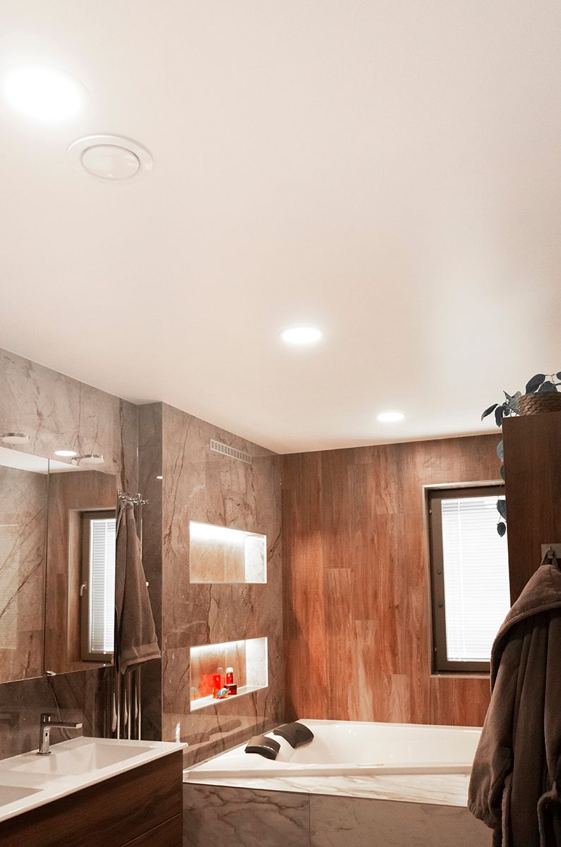 Testo LED STORE in bianco su sfondo verde, al centro di un quadrato bianco. Soluzioni di illuminazione ad alta efficienza energetica.