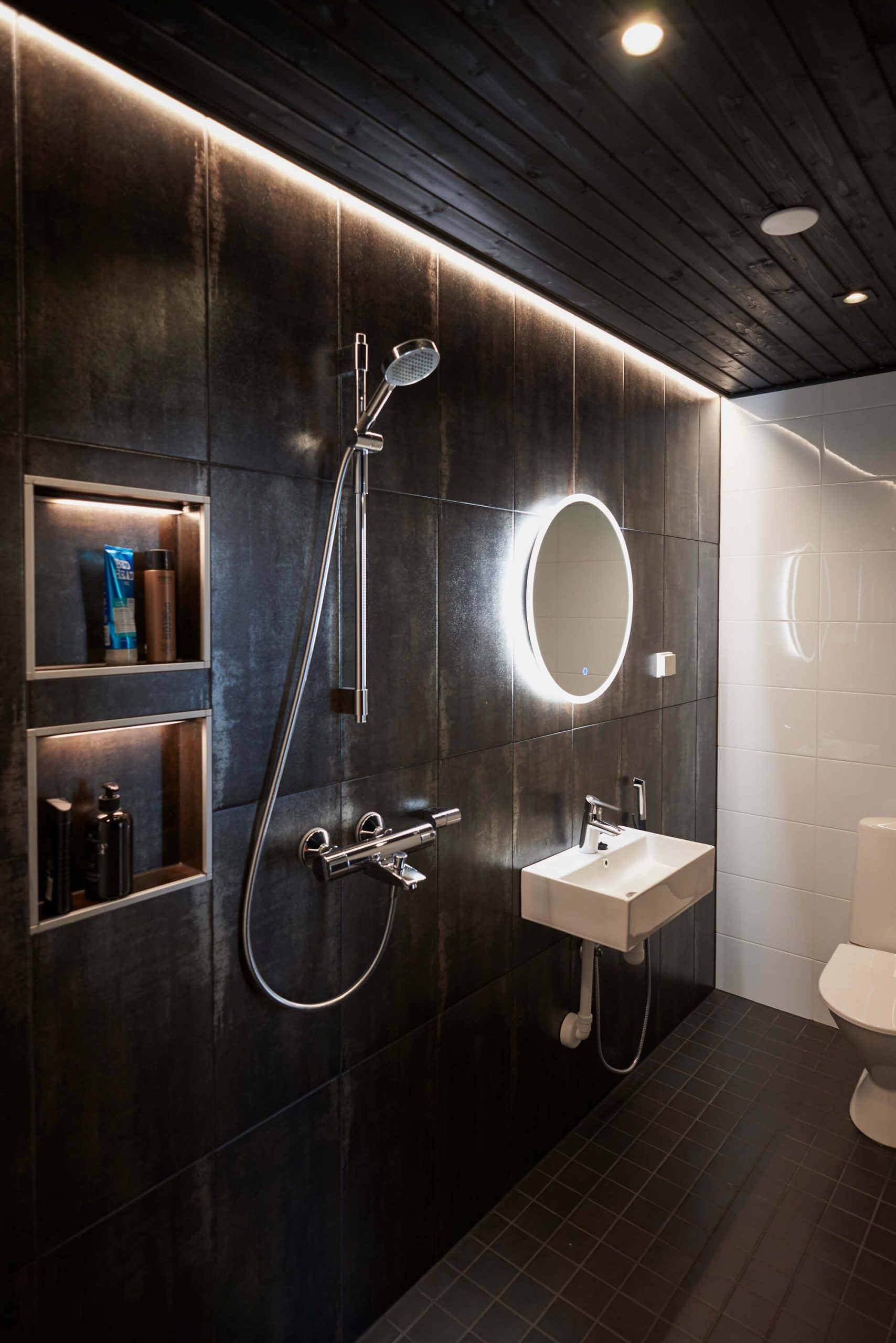 Logo LED STORE su sfondo verde con un quadrato bianco e testo bianco in grassetto per soluzioni di illuminazione ad alta efficienza energetica.