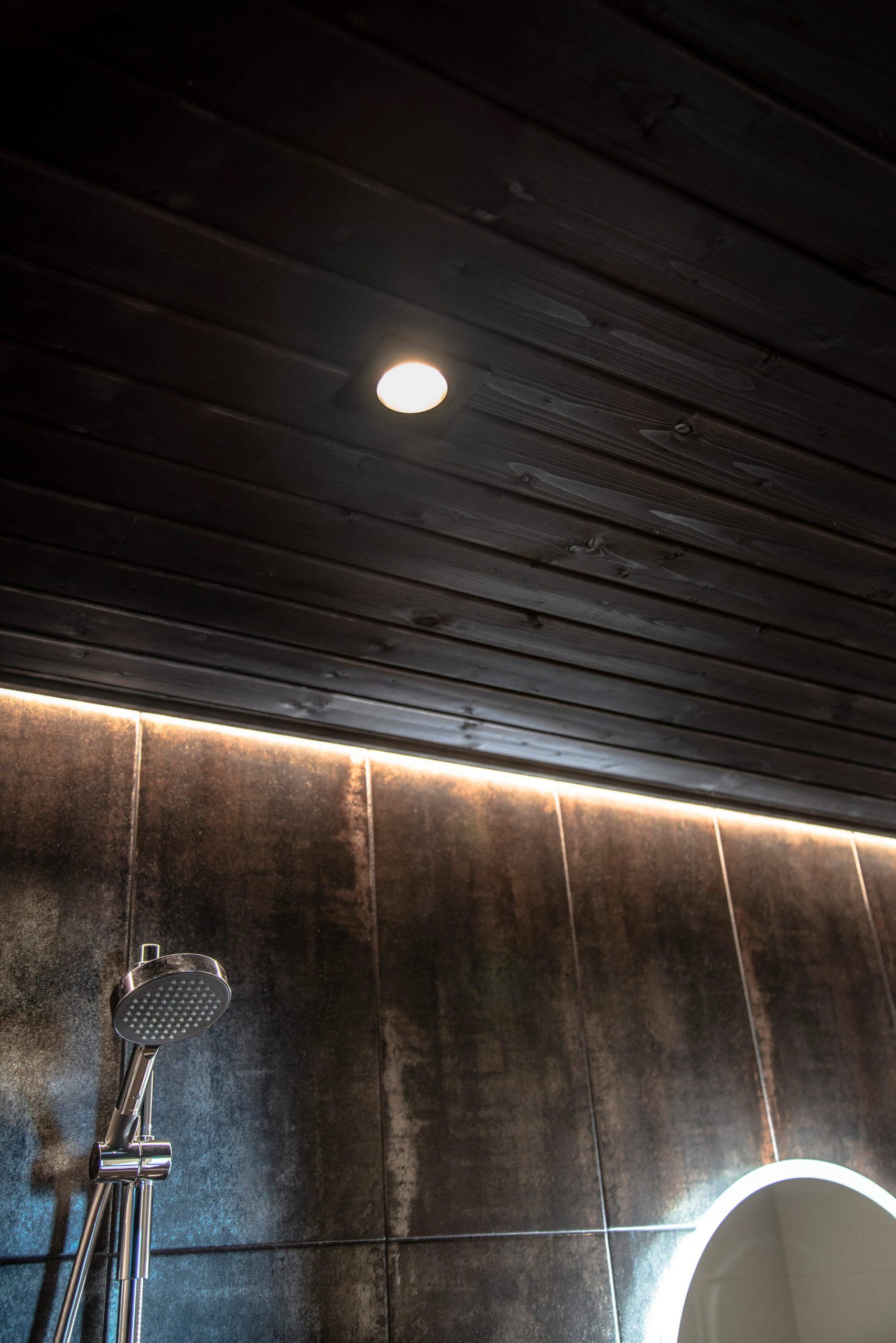 Sfondo verde con contorno quadrato bianco; all'interno "LED STORE" in lettere maiuscole bianche.