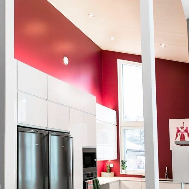 Illuminazione della cucina con striscia a led sopra il mobile e il piano di lavoro