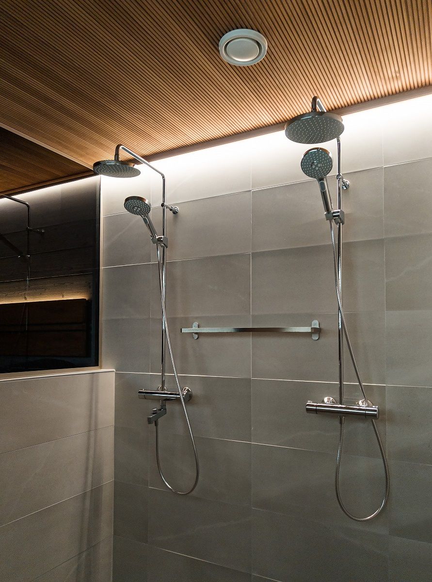 Bagno su una sola parete con striscia led