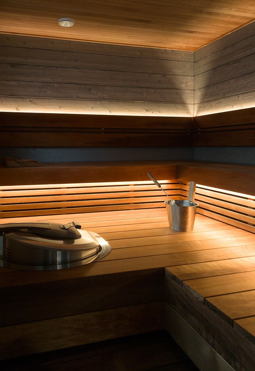 Striscia LED installata sotto il soffitto della sauna e dietro lo schienale.