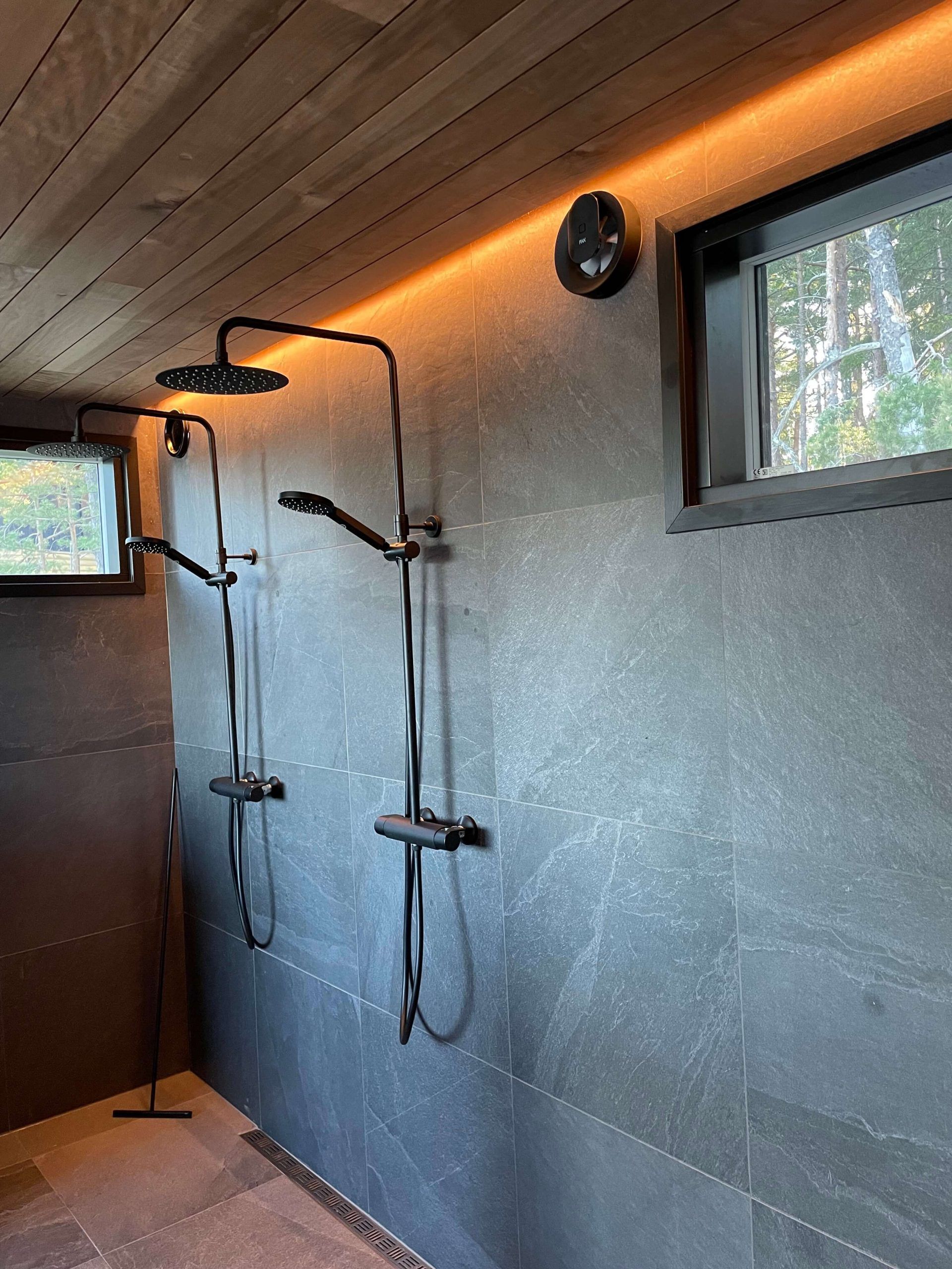 Nastro led regolabile in temperatura di colore nella doccia.