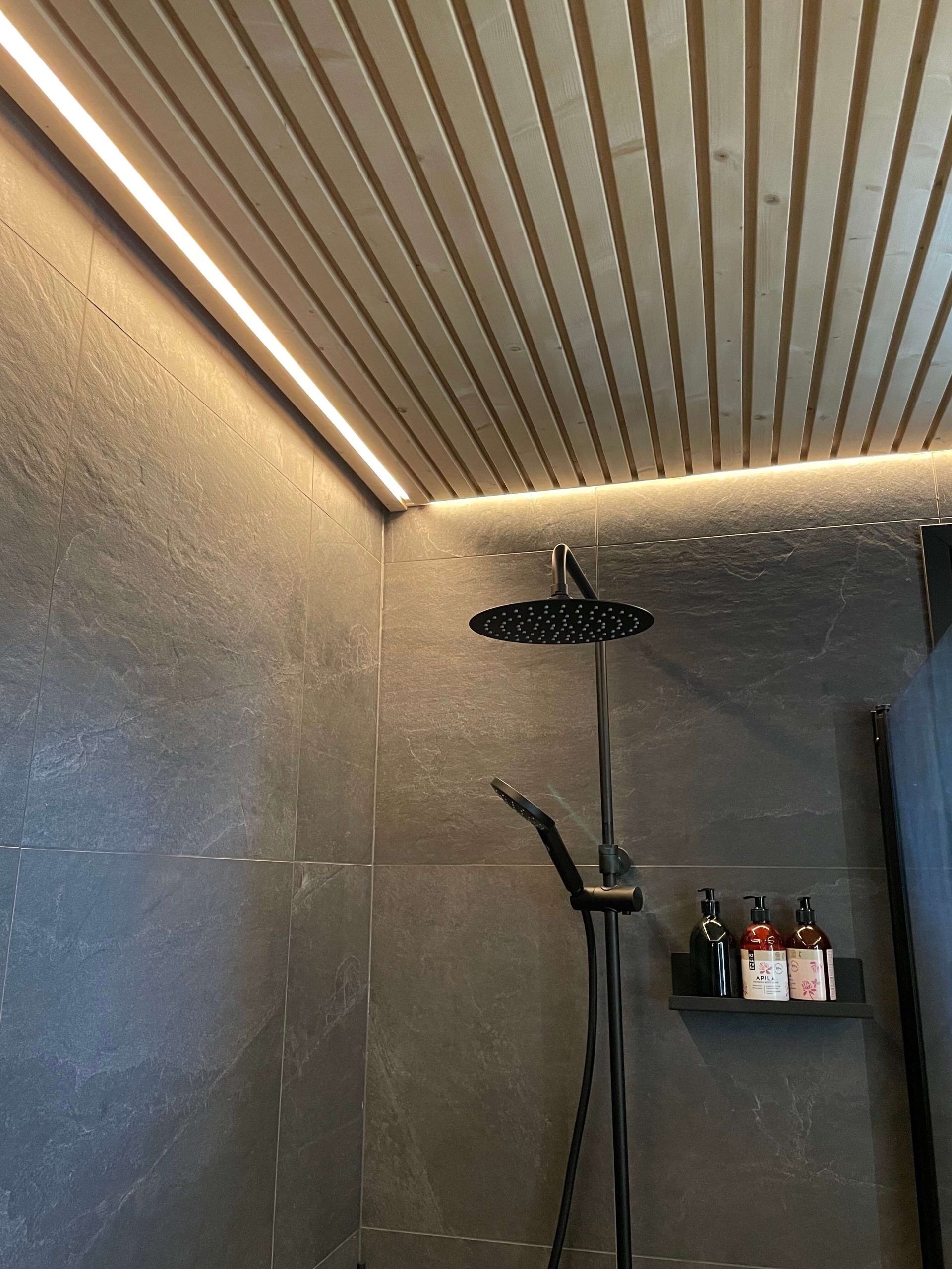 Nastro a led nella stanza della doccia.