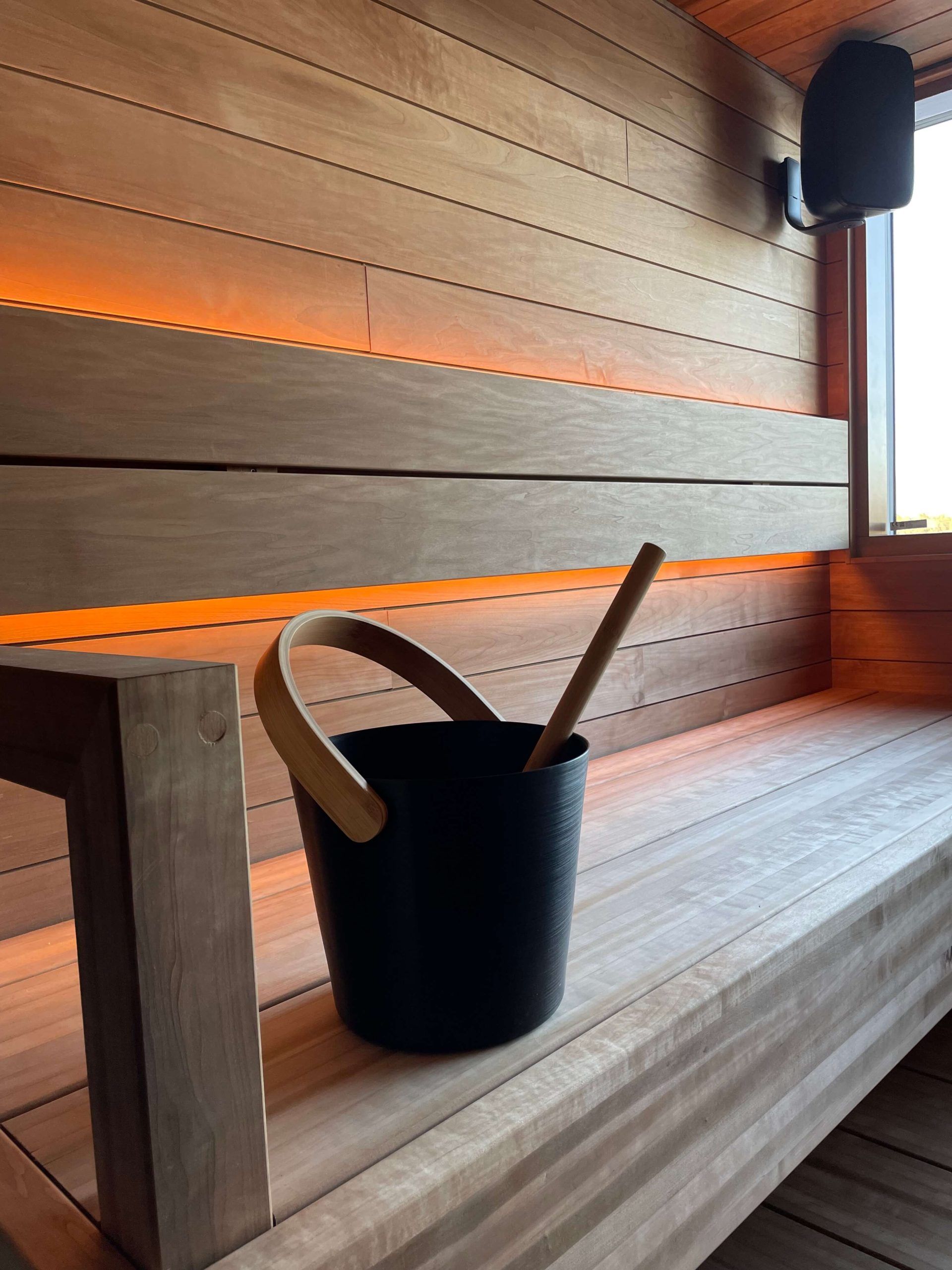Nastro a led regolabile in temperatura di colore nella sauna.