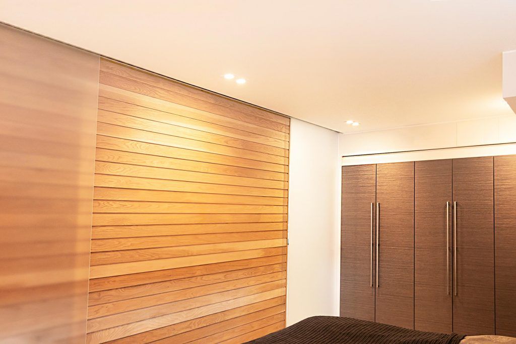 Sfondo verde con un quadrato bianco al centro e il testo "LED STORE" in grassetto bianco, che promuove soluzioni di illuminazione ad alta efficienza energetica.