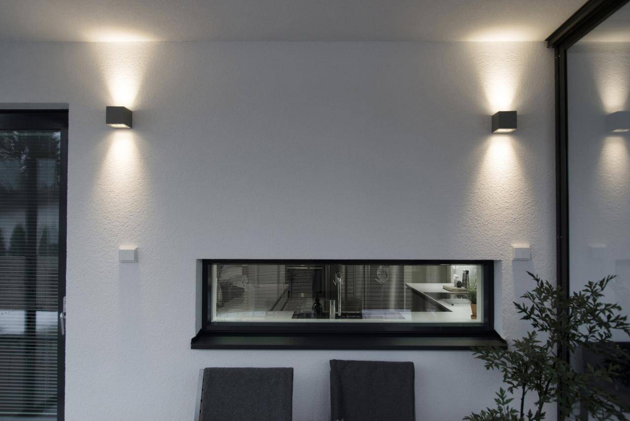 Sfondo verde e quadrato bianco con la scritta "LED STORE" in grassetto a lettere maiuscole bianche che evidenzia le opzioni di illuminazione a risparmio energetico.