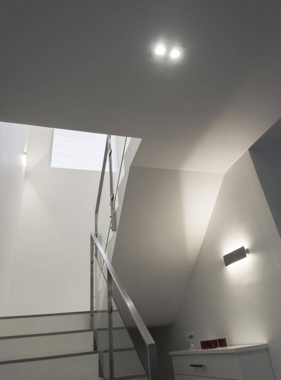 Uno sfondo verde brillante con un quadrato bianco al centro e la scritta "LED STORE" in grassetto maiuscolo, che evidenzia i prodotti di illuminazione ecologica.