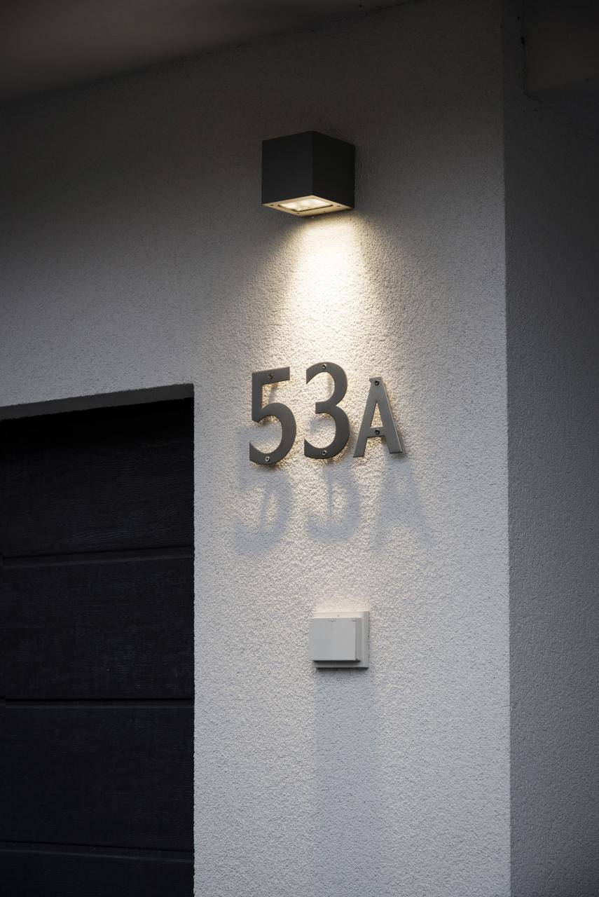 Sfondo verde e quadrato bianco con la scritta "LED STORE" in grassetto a lettere maiuscole bianche, che evidenzia le soluzioni di illuminazione ecologiche.