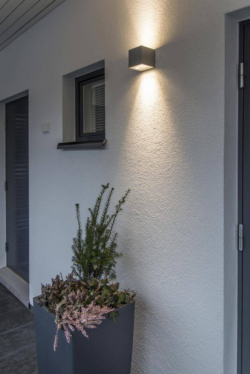 Logo LED STORE con testo bianco impilato all'interno di un quadrato bianco su sfondo verde, che valorizza il branding aziendale dell'illuminazione a LED.