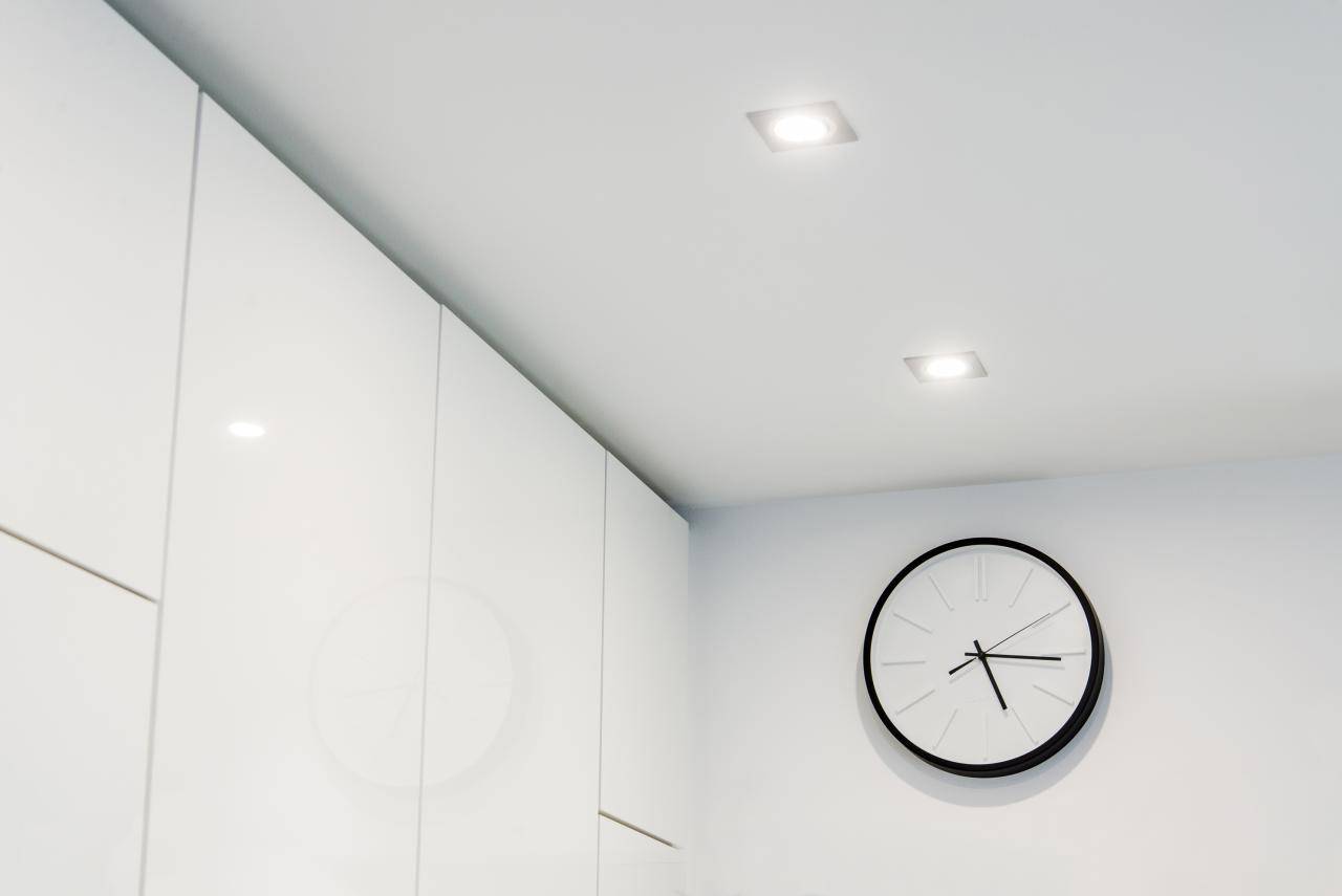 L'immagine mostra uno sfondo verde e un quadrato bianco al centro con il testo in grassetto "LED STORE", che evidenzia le soluzioni di illuminazione ad alta efficienza energetica.