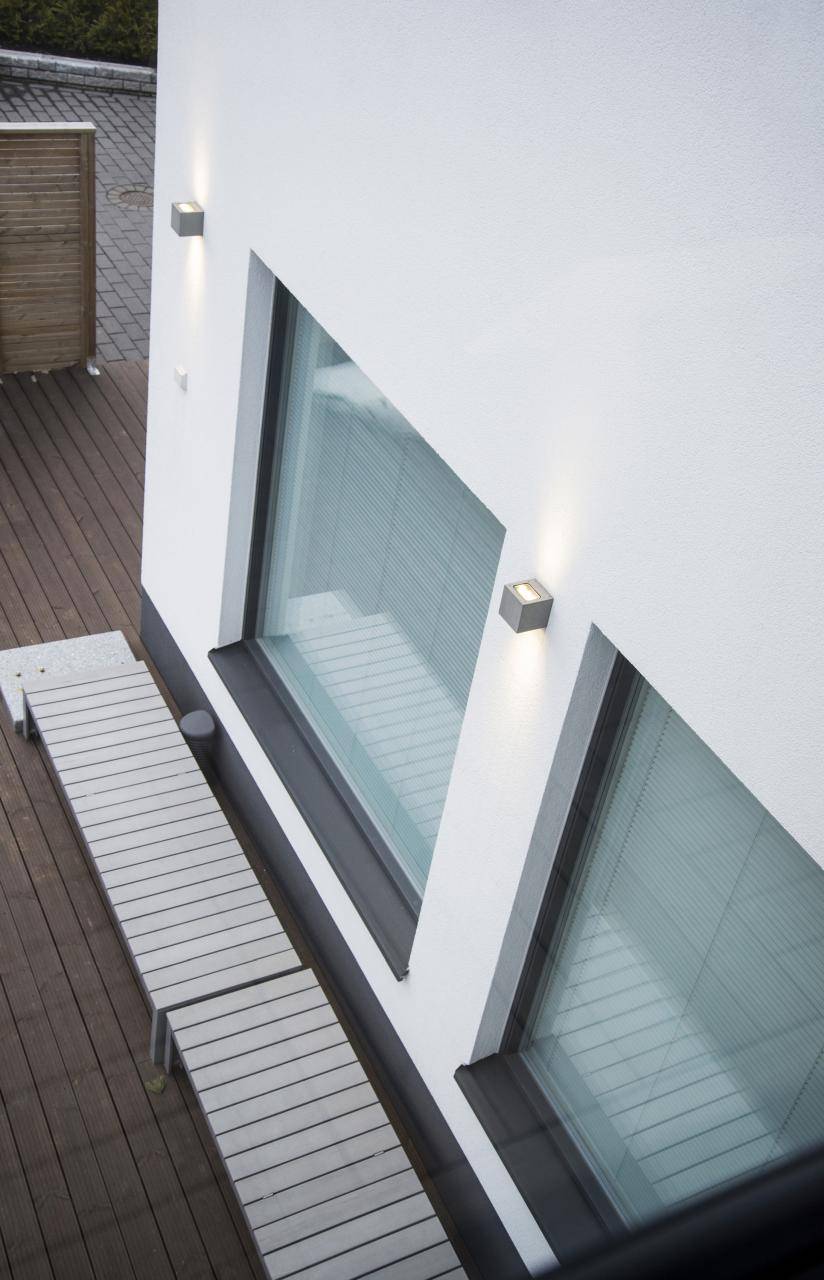 Logo LED STORE su sfondo verde con il testo "LED STORE" in grassetto maiuscolo all'interno di un quadrato bianco per soluzioni di illuminazione ecologiche.