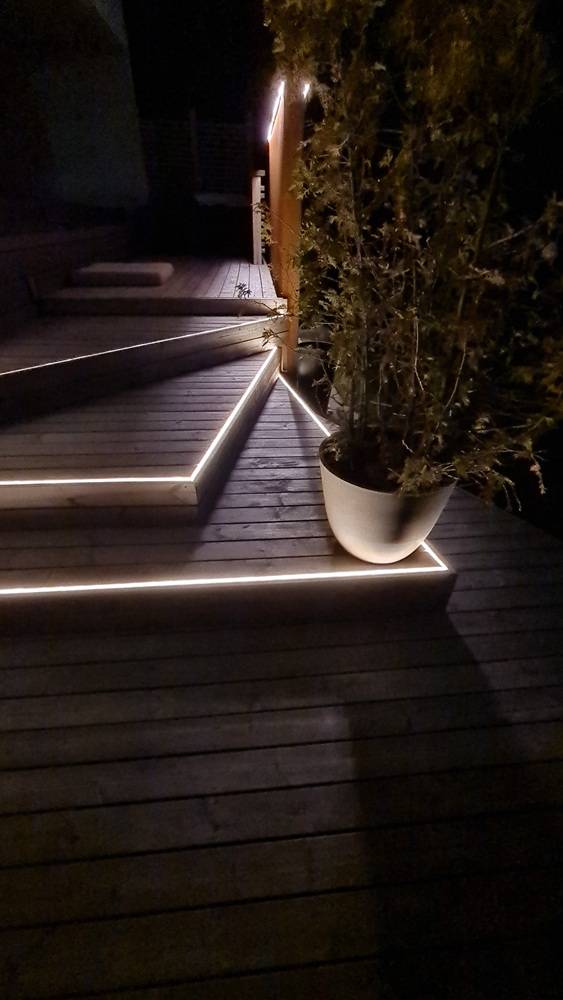 Striscia LED NEON montata ad incasso sul bordo del soffitto esterno.