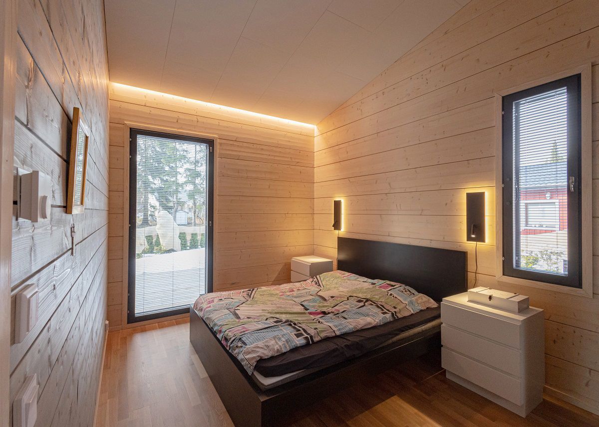 Illuminazione della camera da letto, compresa una striscia LED installata nel capannone al piano inferiore.