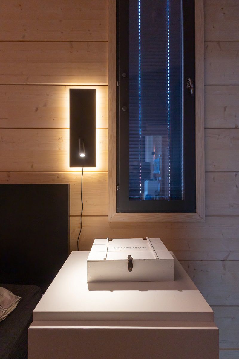 La luce di lettura notturna è disponibile anche con un cavo di collegamento, se necessario.