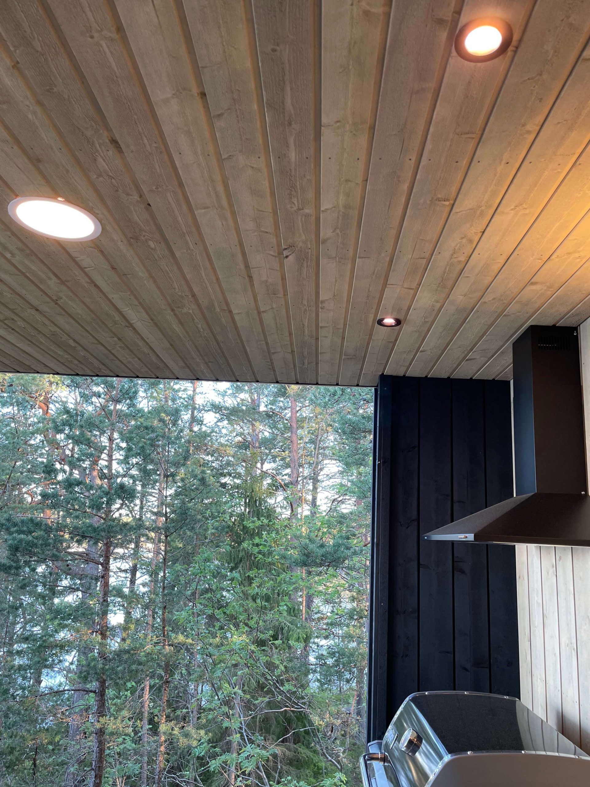 Illuminazione a spot 023 con faretti e illuminazione generale con plafoniere.