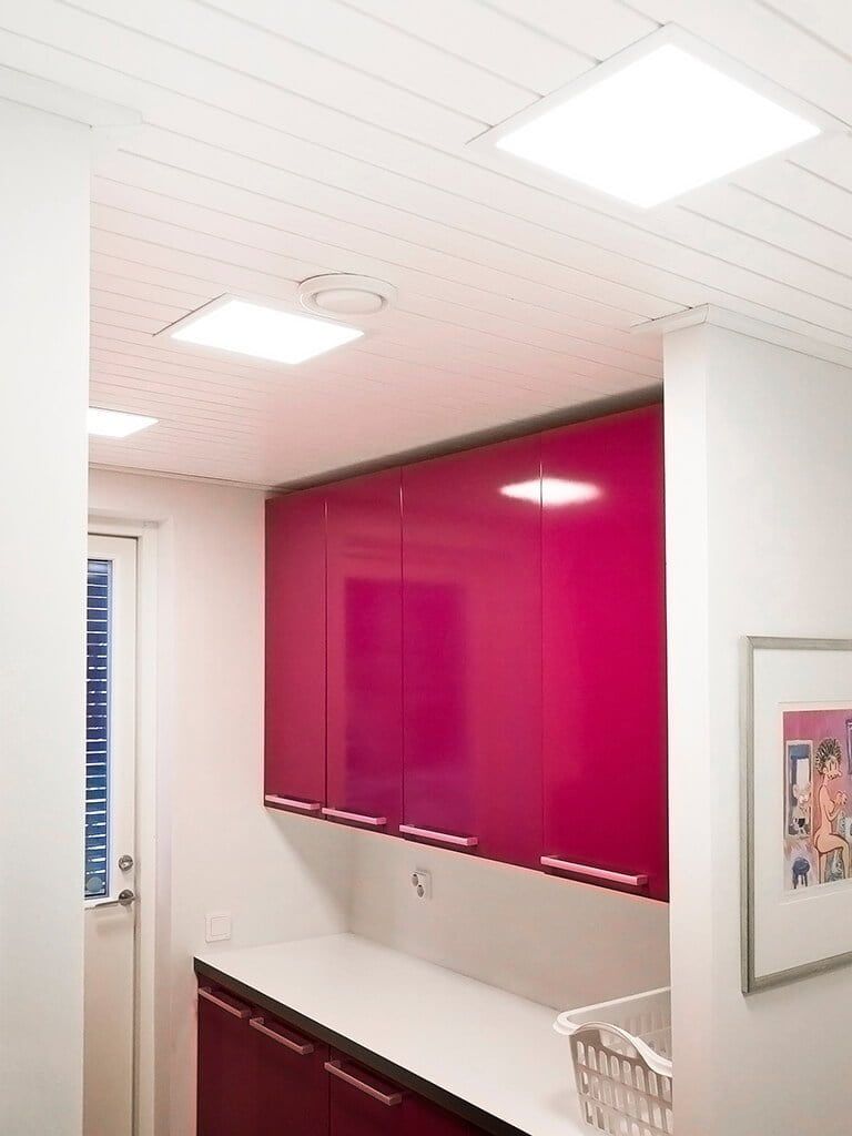 Logo LED STORE su sfondo verde con un quadrato bianco al centro, che ottimizza le soluzioni di illuminazione LED ecologiche.