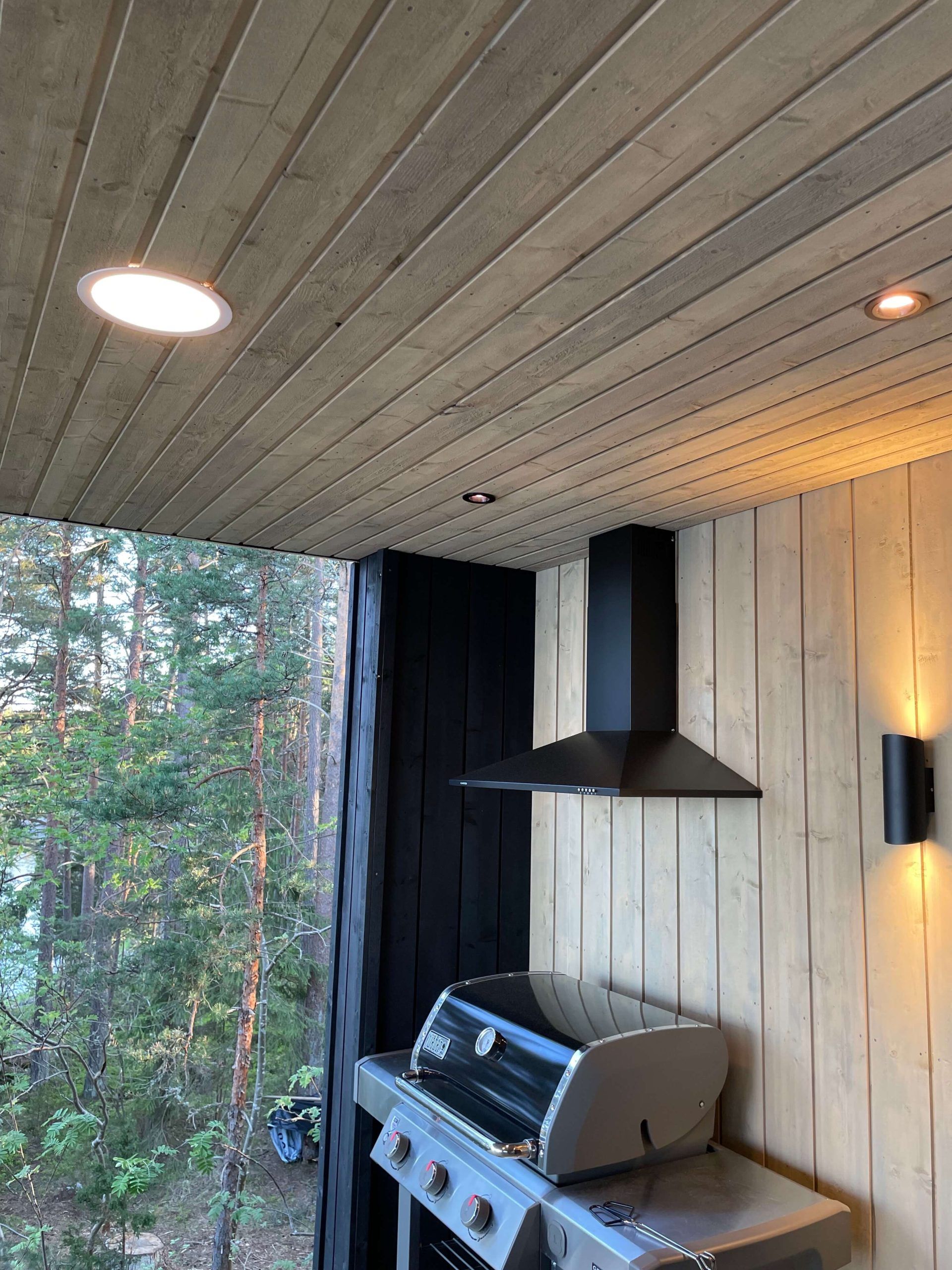 Illuminazione della cucina estiva con faretti 023, plafond e lampade Viisto 2 nere.