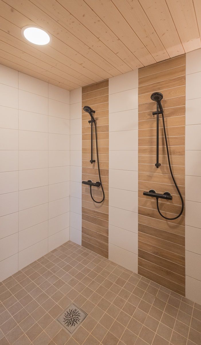 Per l'illuminazione del locale doccia sono stati utilizzati apparecchi PLAFOND bassi.