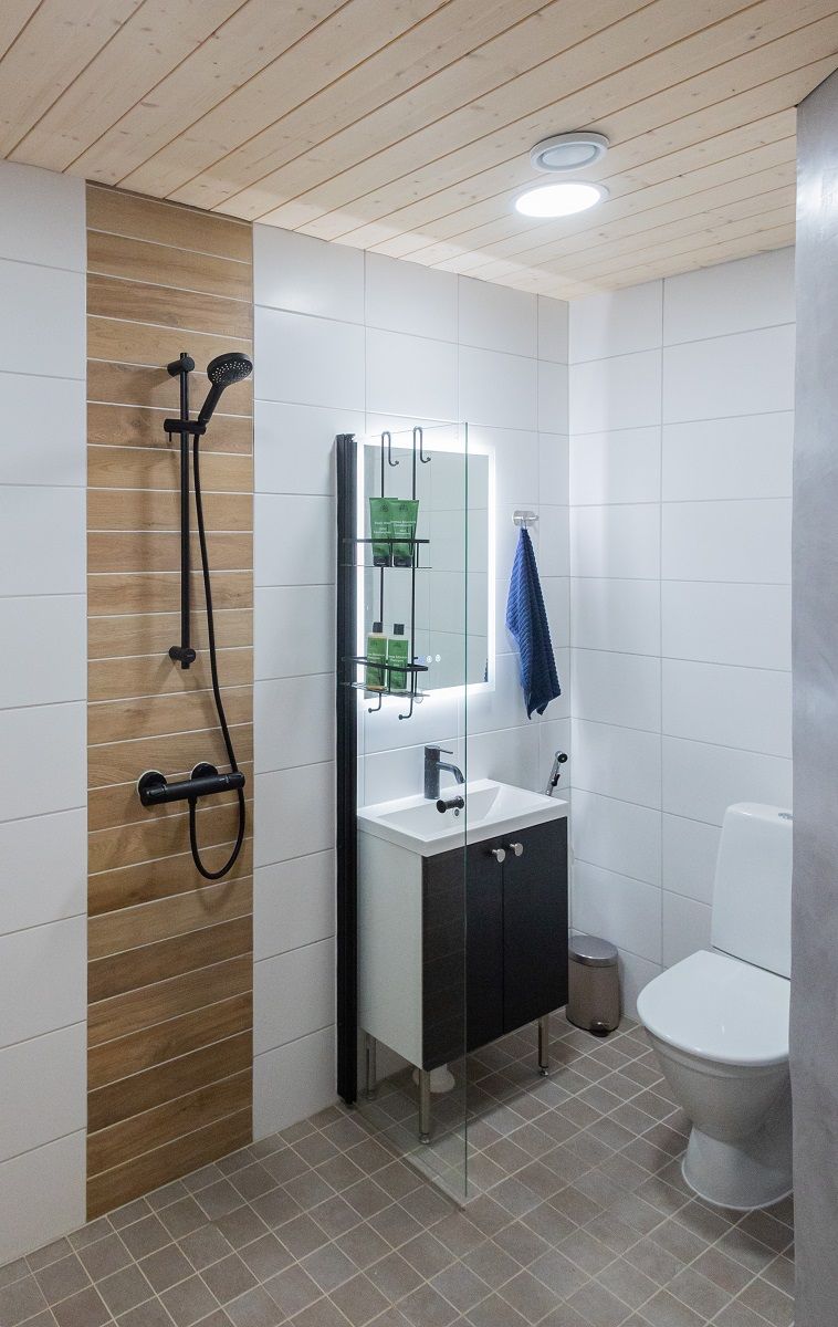 Apparecchi di illuminazione PLAFOND e specchio HALO regolati per la temperatura di colore della luce fredda.