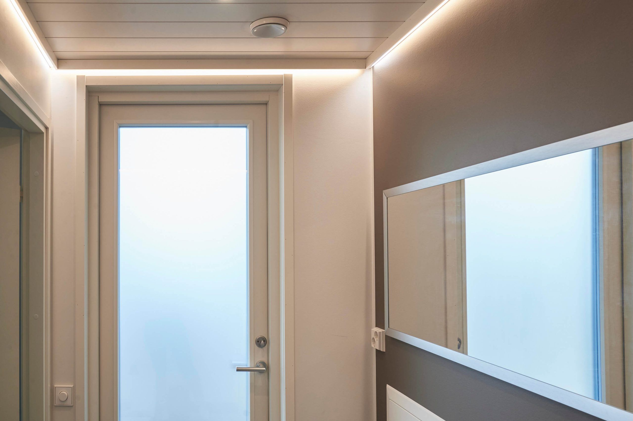 Logo del negozio di illuminazione a LED: un quadrato bianco con il testo "LED STORE" al centro su uno sfondo verde vivace, che simboleggia l'illuminazione ecologica.