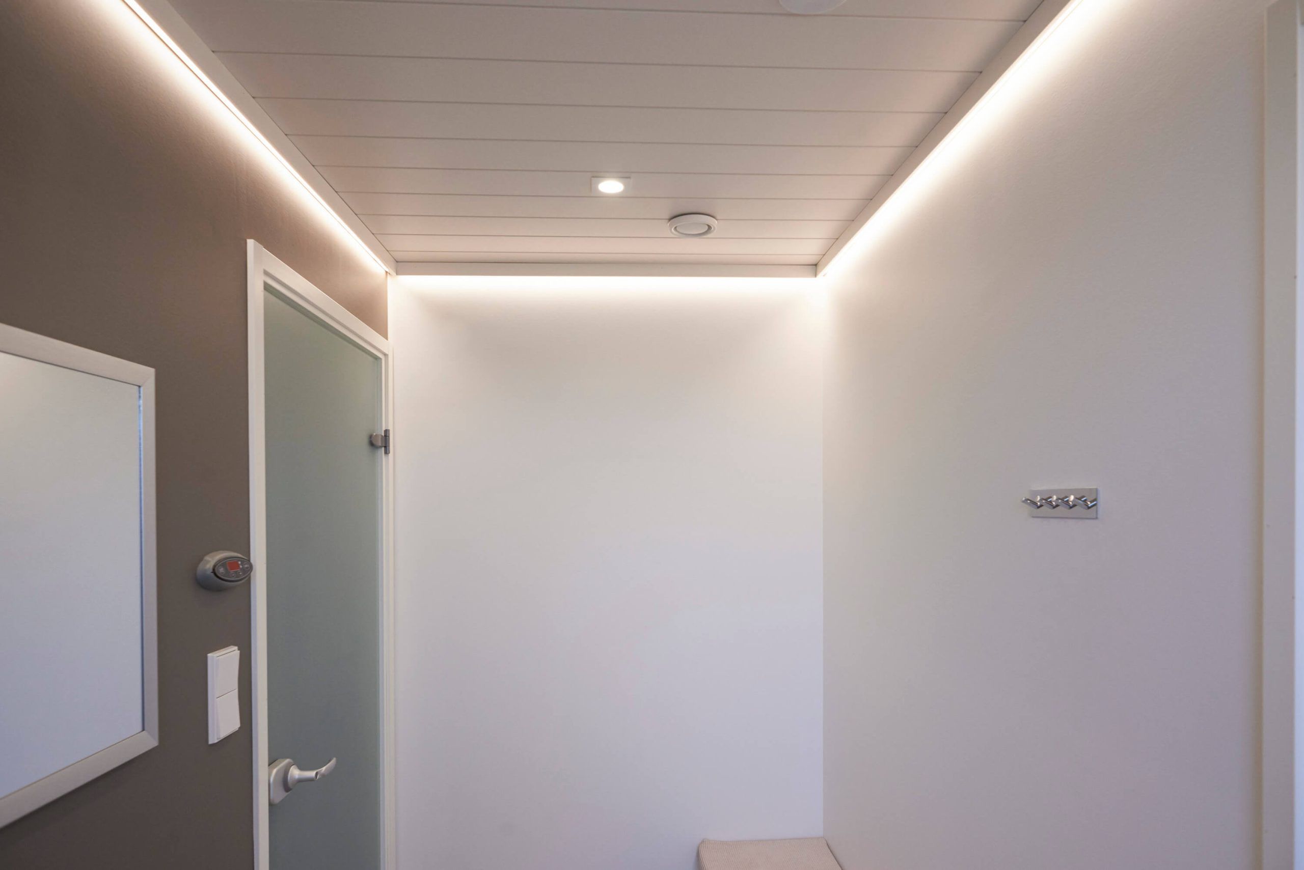 Logo LED STORE su sfondo verde: un quadrato bianco con il testo "LED STORE" in grassetto, che evidenzia le soluzioni di illuminazione LED ecologiche.