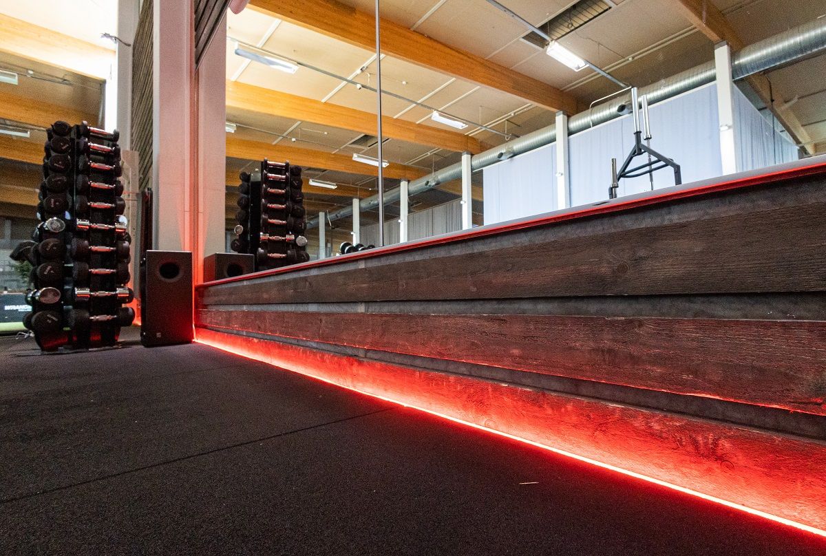 La striscia led RGB è installata nel pavimento della sala.