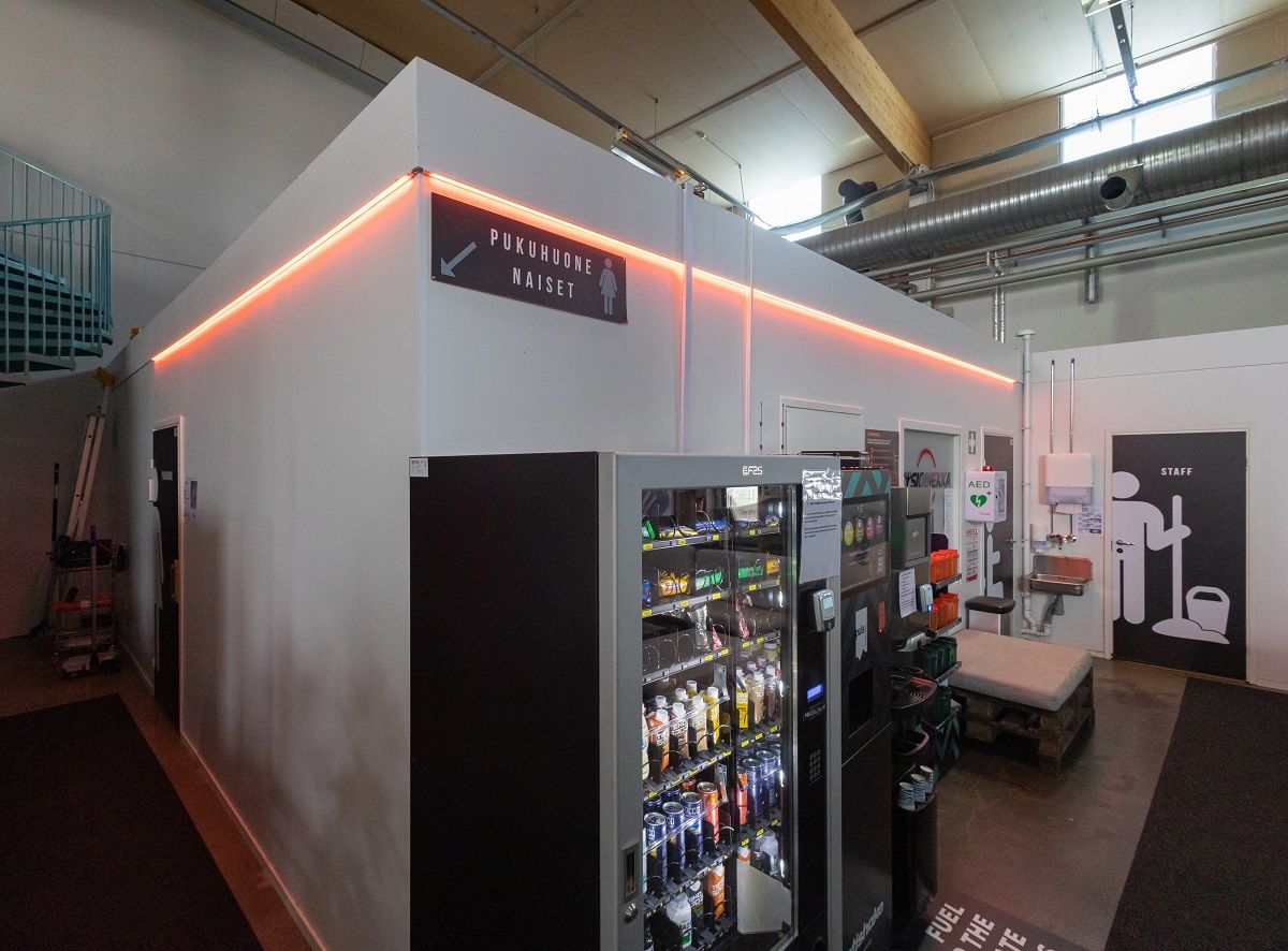 Il nastro RGB avvolge l'angolo dell'atrio della palestra.