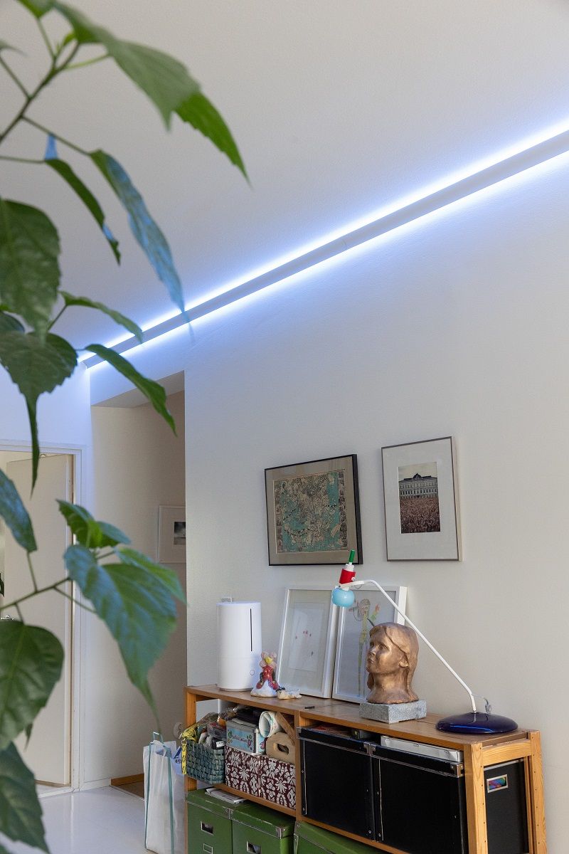 La striscia led RGB+CCT permette di cambiare facilmente l'atmosfera.