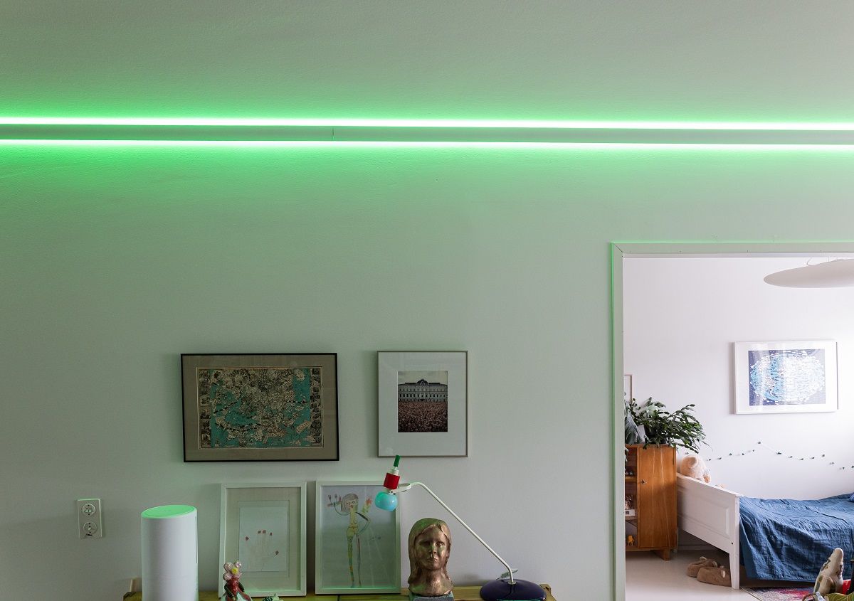 Striscia led RGB+CCT in profilo indiretto a 3 archi.