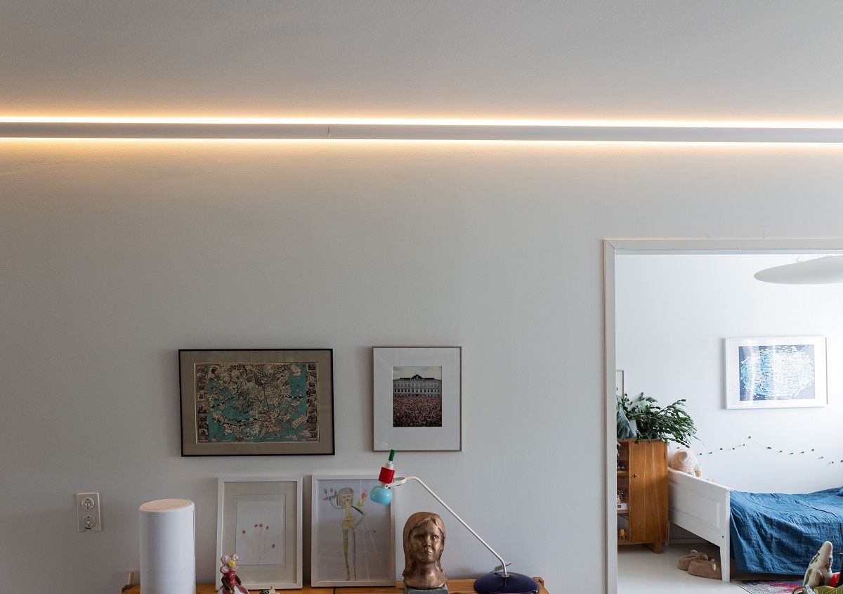 Striscia led RGB+CCT con profilo indiretto a 3 archi per una luce intensa nello spazio