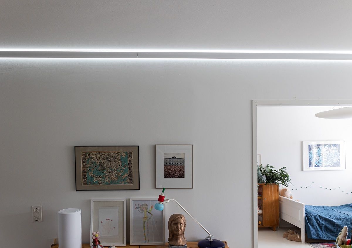 Striscia led RGB+CCT con profilo indiretto a 3 archi che dona molta luce allo spazio.