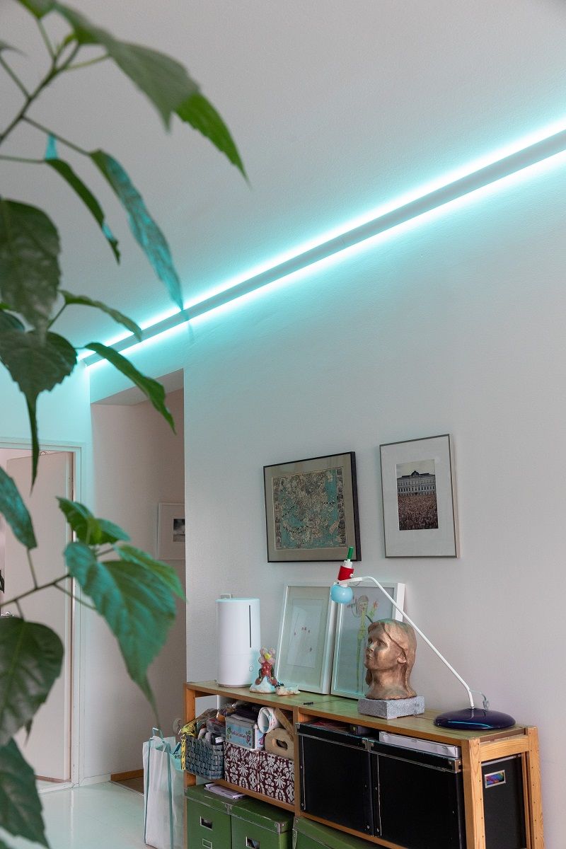 La striscia led RGB+CCT permette di cambiare facilmente l'atmosfera.