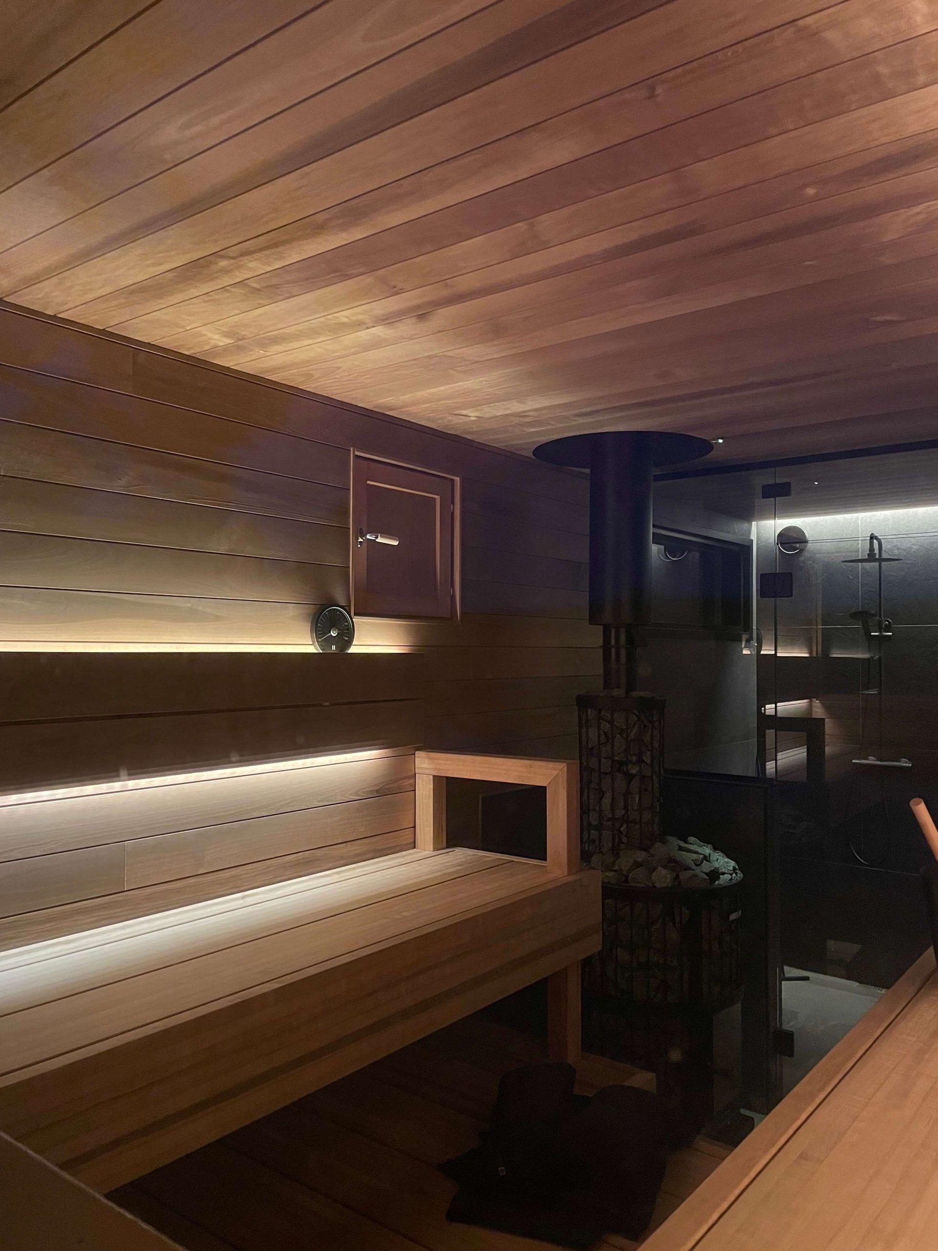 Illuminazione del retro della sauna in due direzioni.