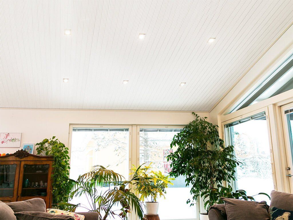 Sfondo verde e quadrato bianco con il testo "LED STORE" in grassetto, che evidenzia le soluzioni di illuminazione ad alta efficienza energetica.