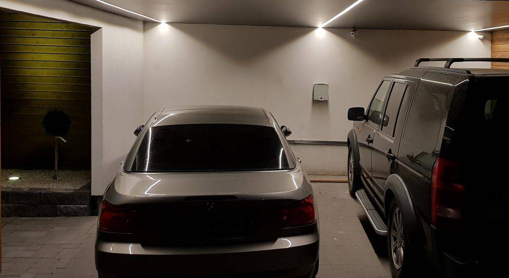 Uno sfondo verde con al centro un rettangolo bianco con il testo "LED STORE" impilato verticalmente in bianco, che evidenzia le soluzioni di illuminazione ad alta efficienza energetica.