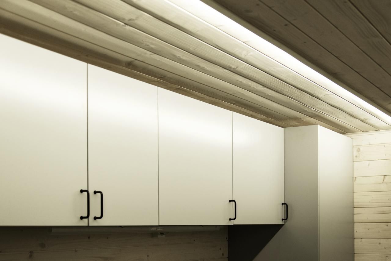 Logo con sfondo verde e quadrato bianco con testo "LED STORE", "LED" in alto, "STORE" in basso, che pubblicizza prodotti di illuminazione a LED.