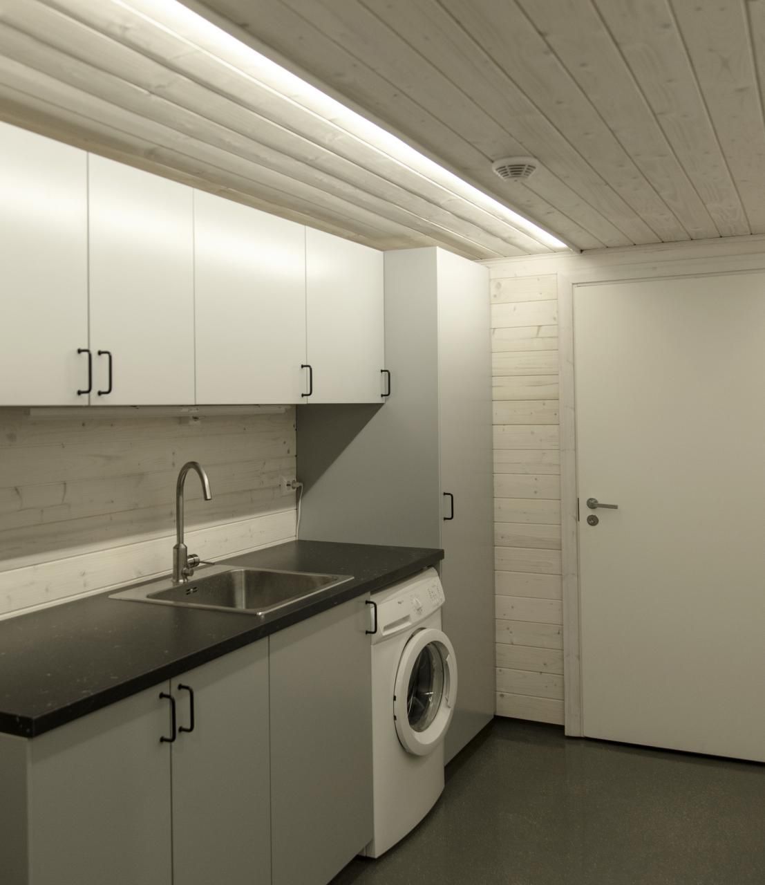 Uno sfondo verde con un quadrato bianco e rosso al centro e il testo "LED STORE" in un carattere bianco pulito, che evidenzia le soluzioni di illuminazione a risparmio energetico.